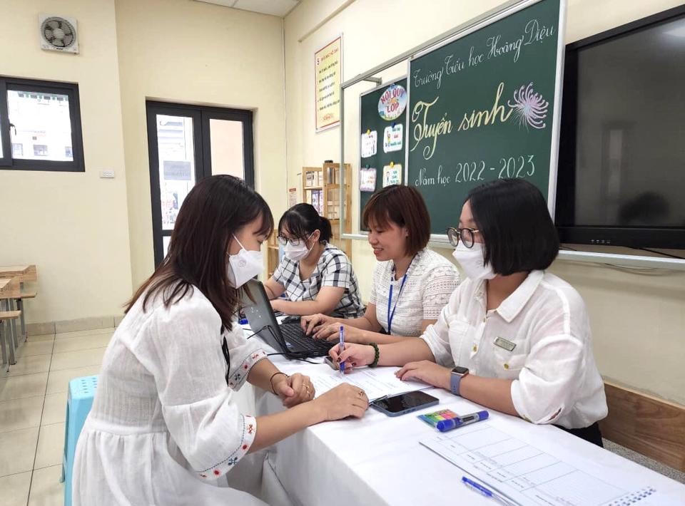 Phụ huynh nộp hồ sơ vào lớp 1 tại Hà Nội. Ảnh: Nam Du.