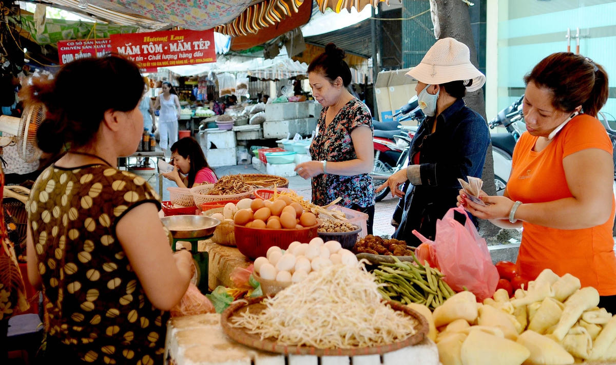 Người tiêu dùng phàn nàn, giá xăng, dầu giảm nhưng giá hàng hóa vẫn neo cao. Ảnh: Quang Vinh