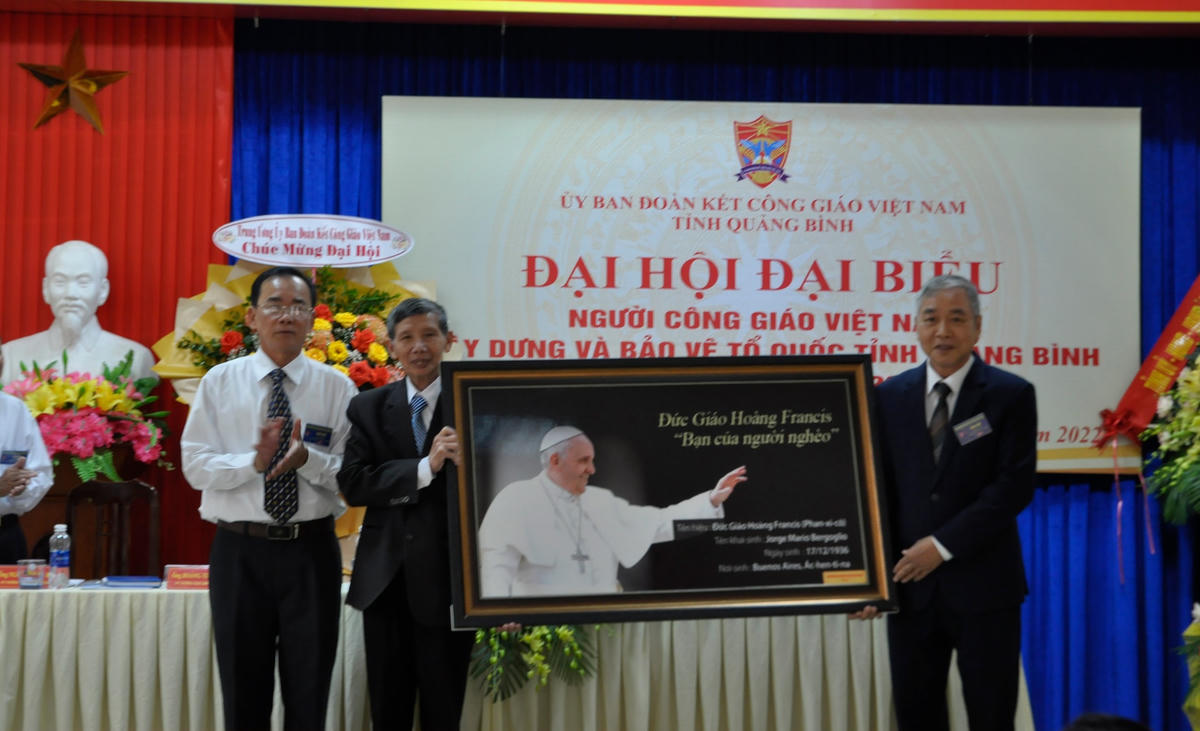 Lãnh đạo UBĐKCG Việt Nam tặng bức ảnh chúc mừng Đại hội.