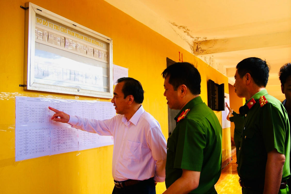 Phó Chủ tịch UBTƯ MTTQ Việt Nam Ngô Sách Thực kiểm tra, giám sát về công tác đặc xá tại trại giam Đắk Trung (Đắk Lắk). Ảnh: Thanh Nga.