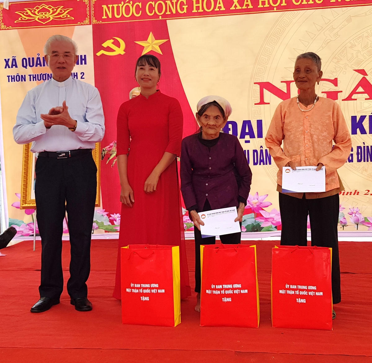 Linh mục Trần Xuân Mạnh, Phó Chủ tịch không chuyên trách UBTƯ MTTQ Việt Nam đã tặng quà cho Khu dân cư và các hộ có hoàn cảnh khó khăn của thôn Thượng Đình 2.