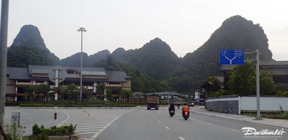 Đoàn xe tải nhập vào đường bao biển Hạ Long - Cẩm Phả tại vị trí vòng xuyến khu Yoko Onsen Quang Hanh.