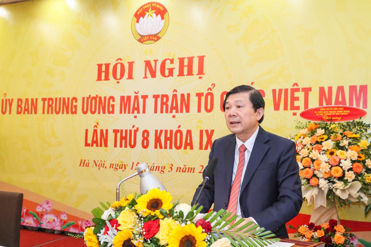 Phó Chủ tịch Nguyễn Hữu Dũng trình bày Tờ trình của Đoàn Chủ tịch.  