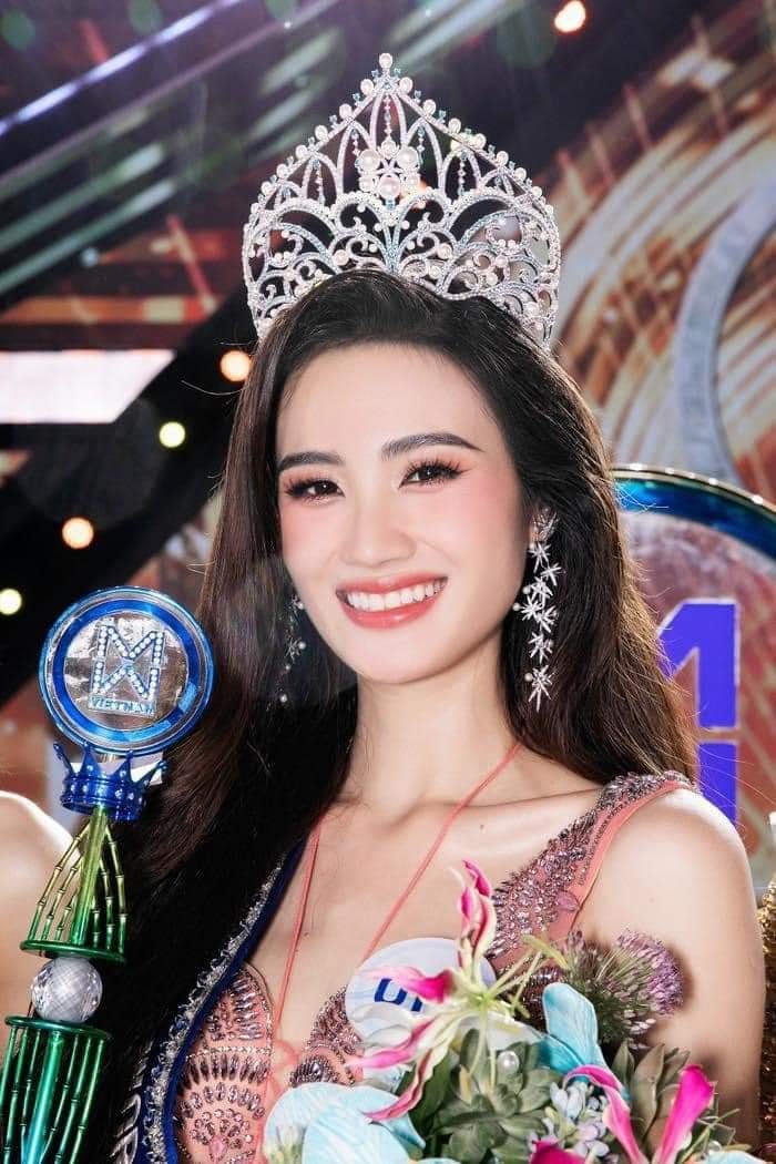 Hoa hậu Huỳnh Trần Ý Nhi sinh năm 2002, quê Bình Định. Với chiều cao là 1m75, người đẹp sở hữu số đo 3 vòng đáng mơ ước 79-59-89cm. Hình ảnh trong đêm đăng quang của Hoa hậu Thế giới Việt Nam 2023.