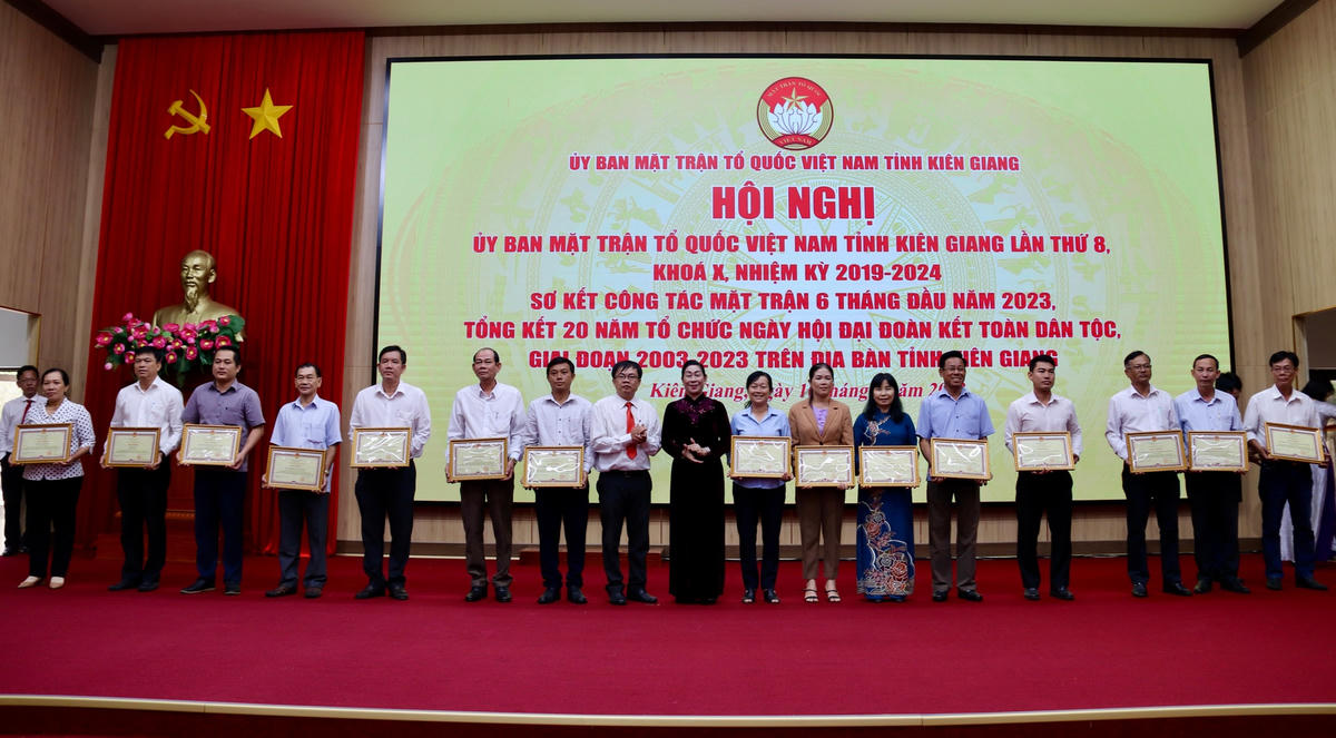 Bà Lê Thị Vệ trao Bằng Khen cho đại diện các tập thể.