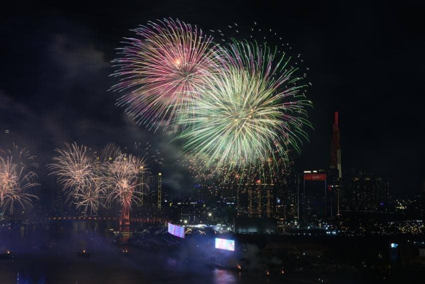 Mãn nhãn màn pháo hoa mừng 50 năm thống nhất đất nước tại Thành phố Hồ Chí Minh. (Ảnh: Mạnh Linh/TTXVN)