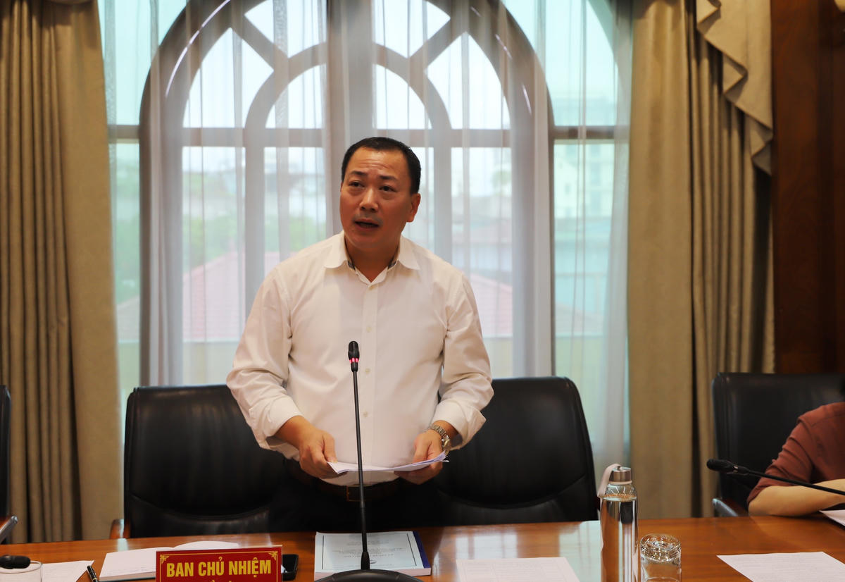 Ông Đặng Thanh Phương, Phó Trưởng ban Đối ngoại và Kiều bào trình bày báo cáo tóm tắt nội dung đề tài