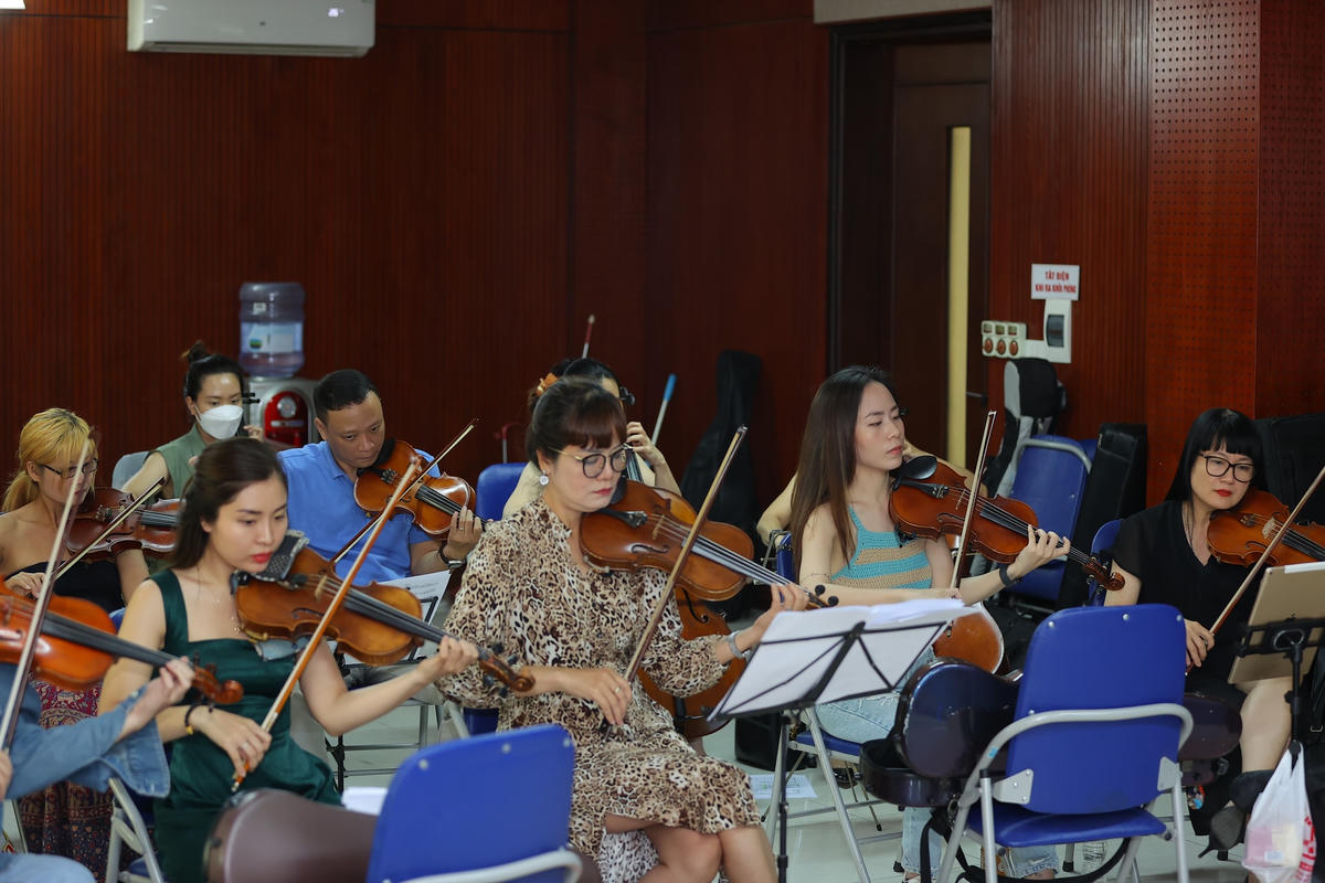 Ngọc Anh 3A cực trẻ trung say sưa tập hát bên Tùng Dương