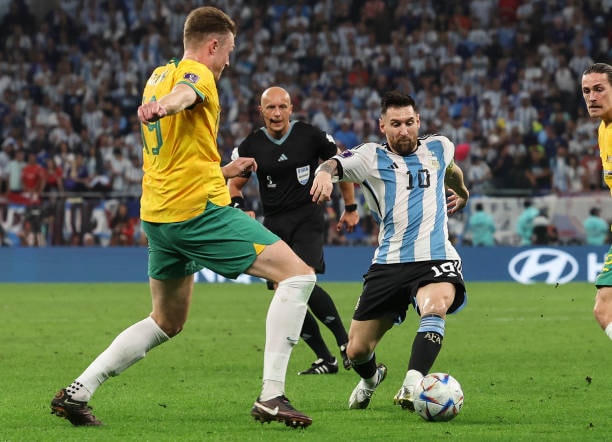 Argentina gặp khó khăn khi các cầu thủ Australia luôn áp sát và cản phá quyết liệt.