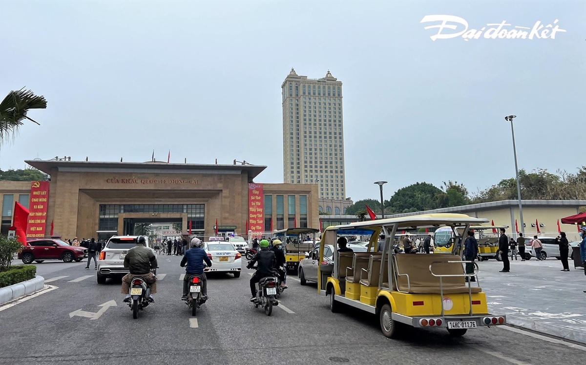 Dịch vụ vận tải khách như xe điện, taxi, xe ôm hoạt động hết công suất đưa khách tới cửa khẩu.