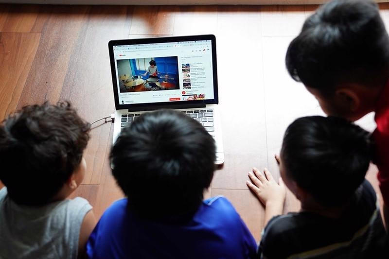 Bên cạnh những mặt mạnh, internet cũng có mặt trái, đe dọa sự phát triển của trẻ.