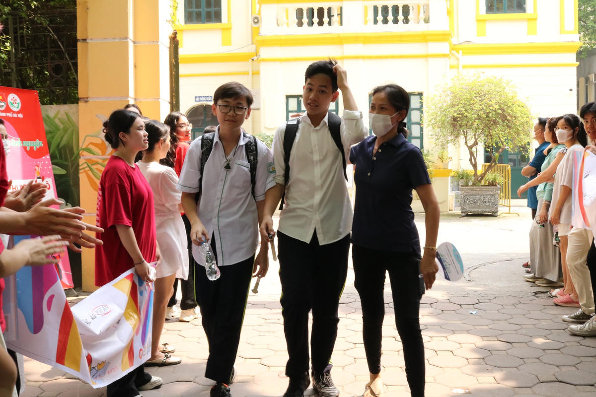 Nhiều phụ huynh cũng bày tỏ sự hài lòng khi con làm bài thi tương đối tốt.