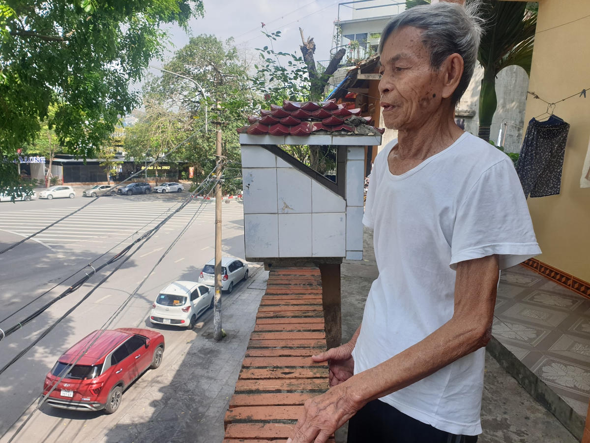 Những hộ còn lại như gia đình ông Trị không có điều kiện để chuyển đi, vẫn phải ở lại sống trong thắc thỏm. 