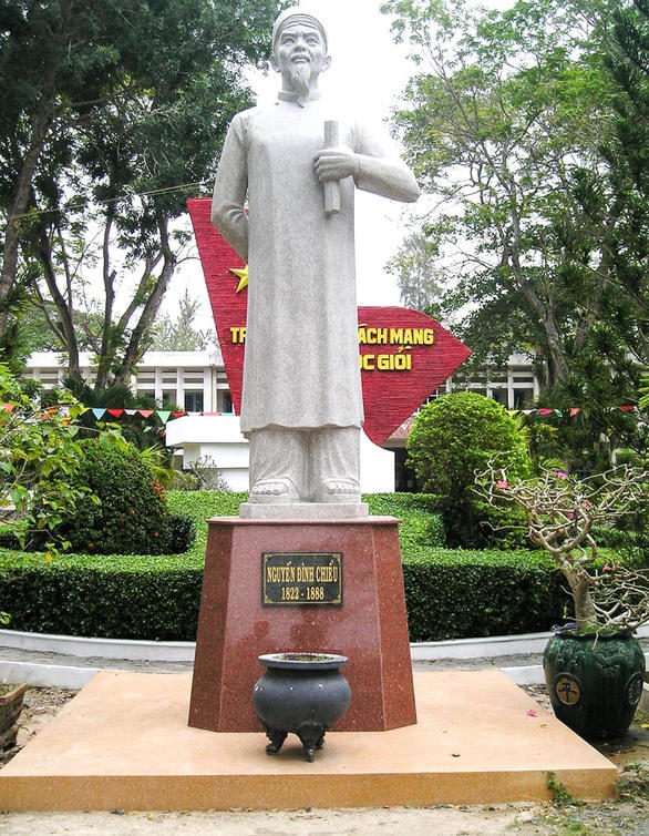 Tượng danh nhân Nguyễn Đình Chiểu  ở Trường THPT Nguyễn Đình Chiểu (Mỹ Tho,Tiền Giang)