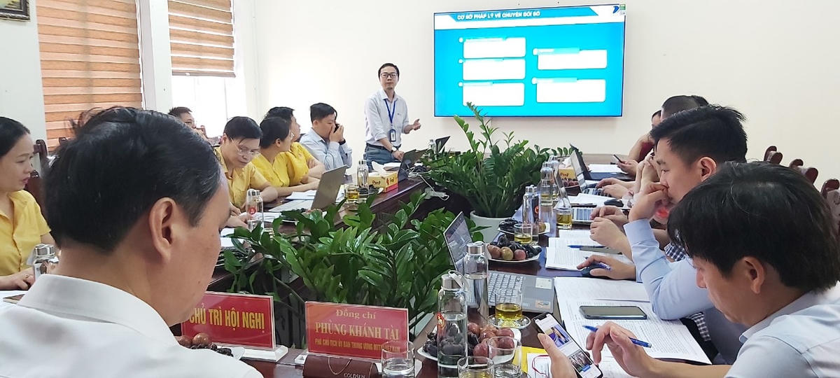 Phó Chủ tịch Phùng Khánh Tài và Đoàn công tác nêu nhiều thắc mắc trong quá trình thực hiện các văn bản quản lý theo công nghệ số.