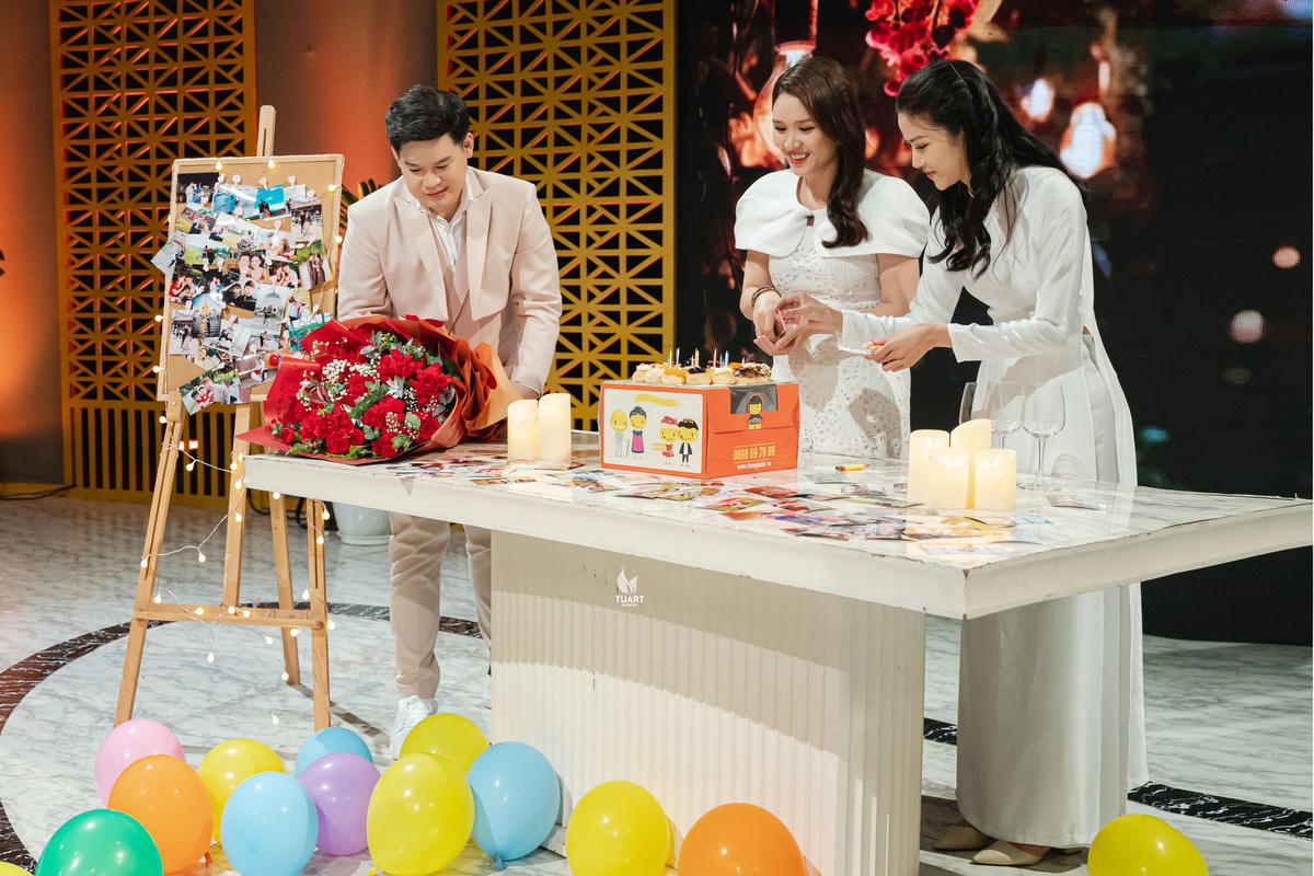 Nhiều món quà gợi ký ức tình yêu được hai quản gia Long Chun và Anh Đào chuẩn bị chu đáo. 