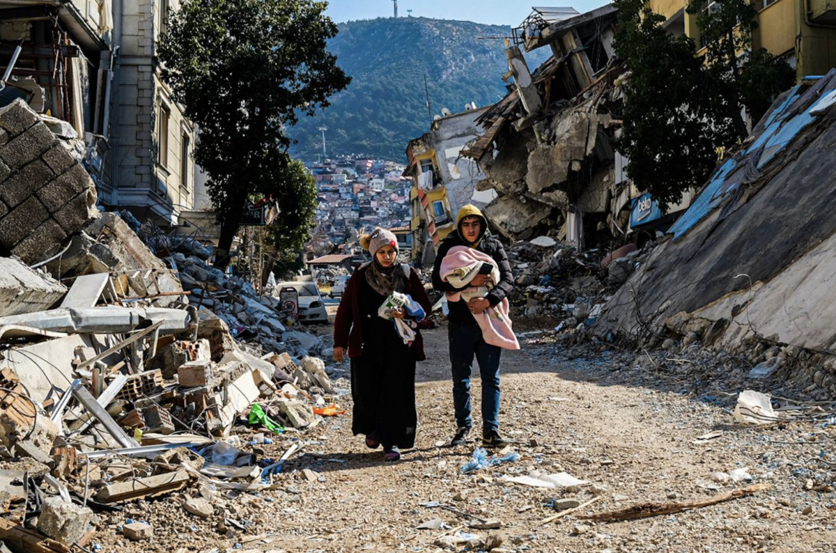 Một em bé được cứu sống khỏi tòa nhà bị sập ở Diyarbakir (Thổ Nhĩ Kỳ). Ảnh: Reuters.  