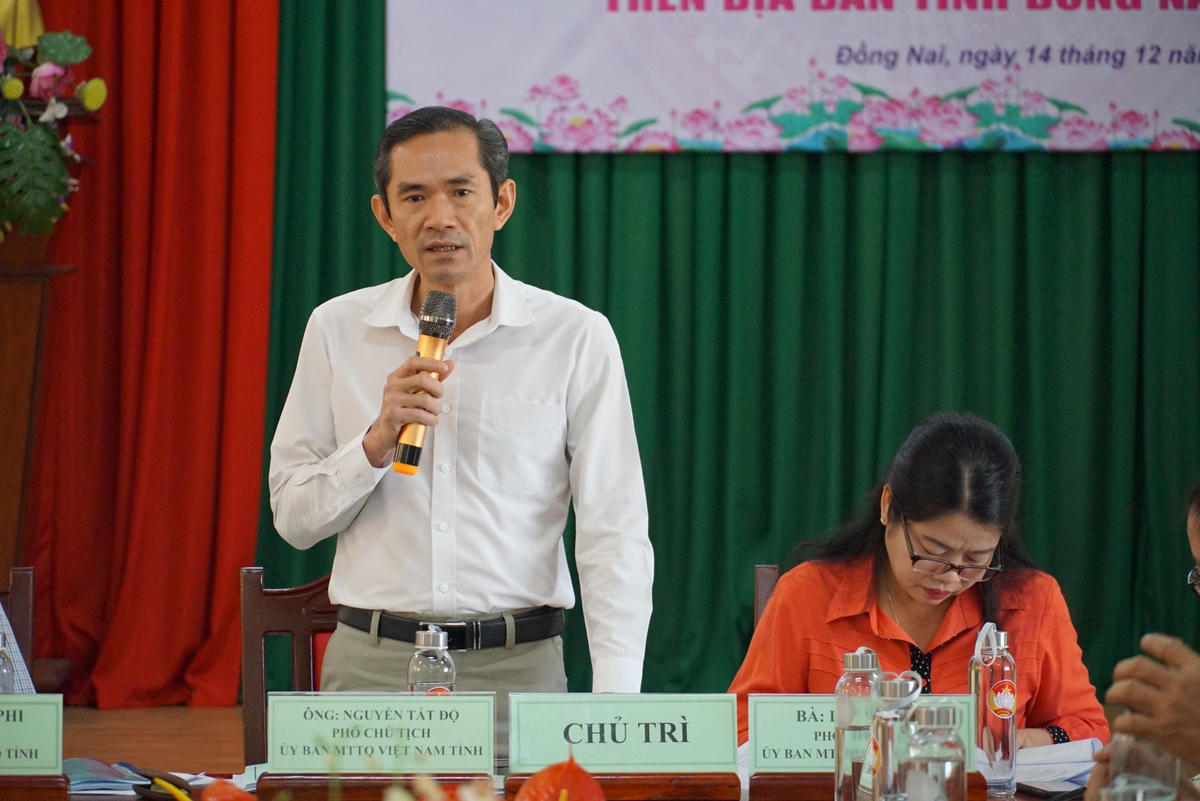Phó Chủ tịch Ủy ban MTTQ Việt Nam tỉnh Đồng Nai Nguyễn Tất Độ điều hành phiên thảo luận. Ảnh: Mạnh Thìn.