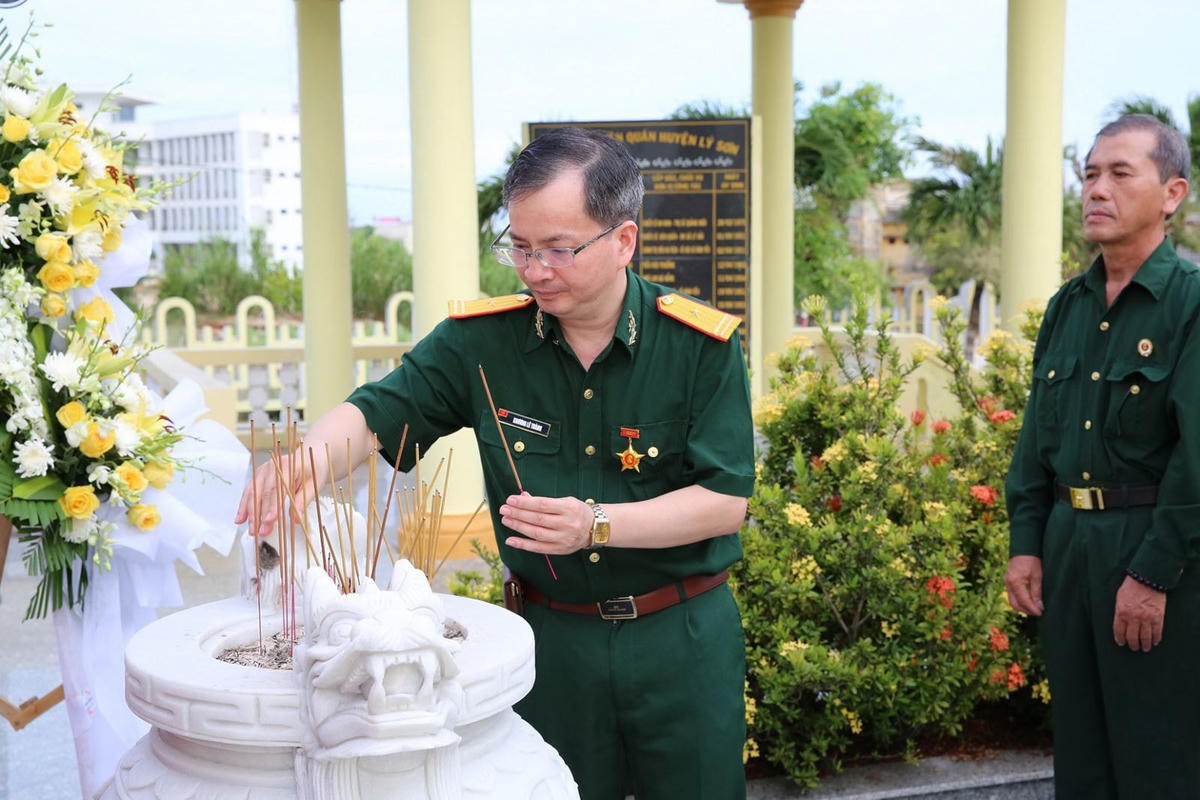Ông Khương Lê Thành - Phó Bí thư thường trực Đảng uỷ, Thành viên HĐQT, Chủ tịch HCCB BSR trao bảng tượng trưng 1.000 lá cờ Tổ quốc cho ông Nguyễn Văn Sơn - Ủy viên Ban Thường vụ Huyện uỷ, Phó chủ tịch Hội đồng nhân dân huyện.