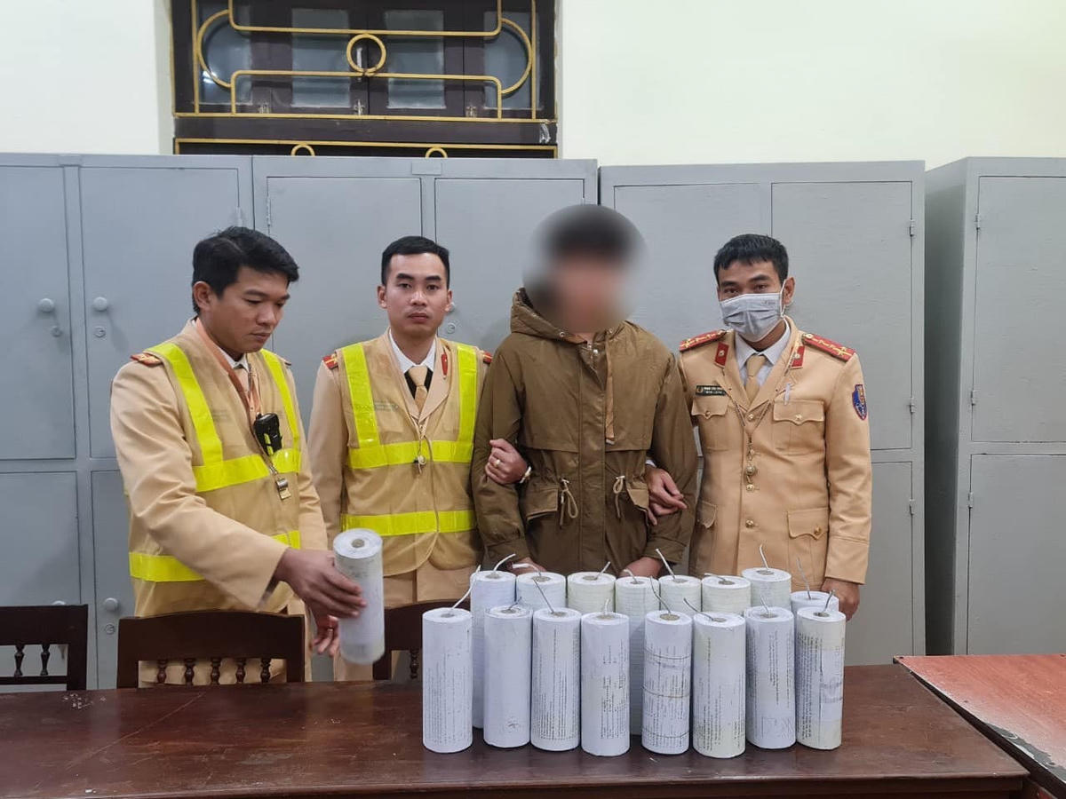 Một thiếu niên tự chế tạo hàng chục quả pháo để nổ dịp Tết.