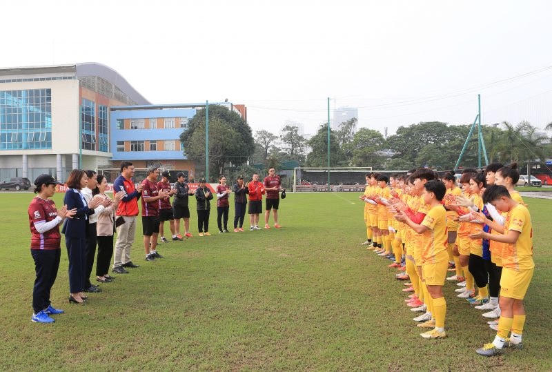 Lãnh đạo Tổng cục TDTT động viên các thành viên đội tuyển nữ Việt Nam. Ảnh: VFF. 