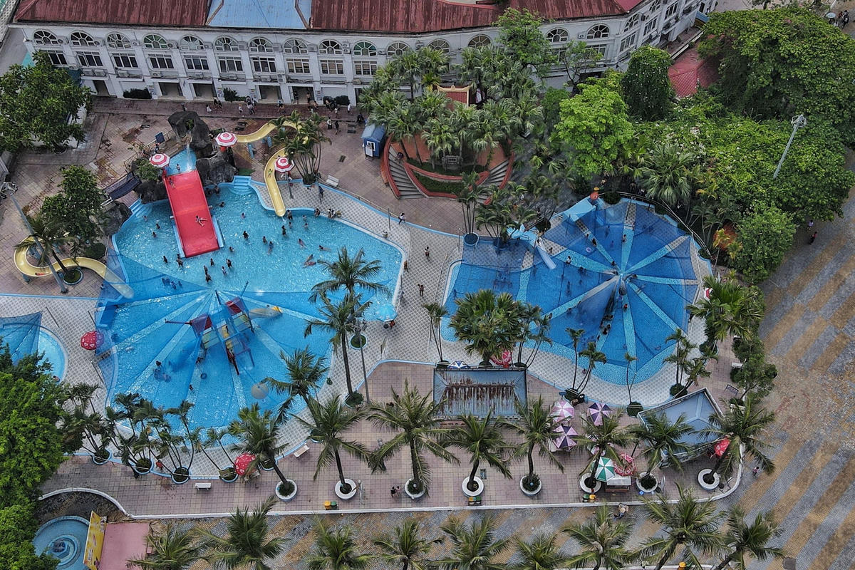 Hà Nội nắng như 'đổ lửa', người dân ùn ùn ra công viên nước giải nhiệt