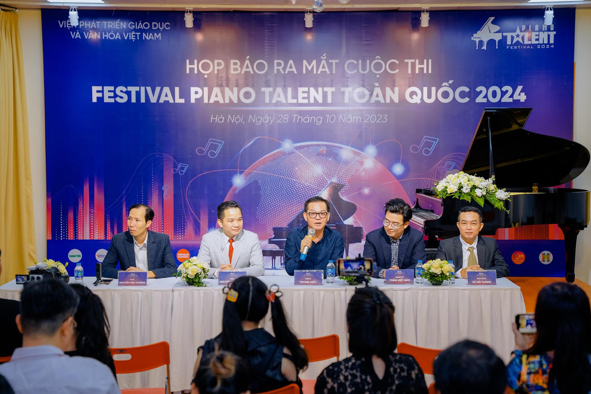 Đại diện BTC, giám khảo cuộc thi tại buổi họp báo.
