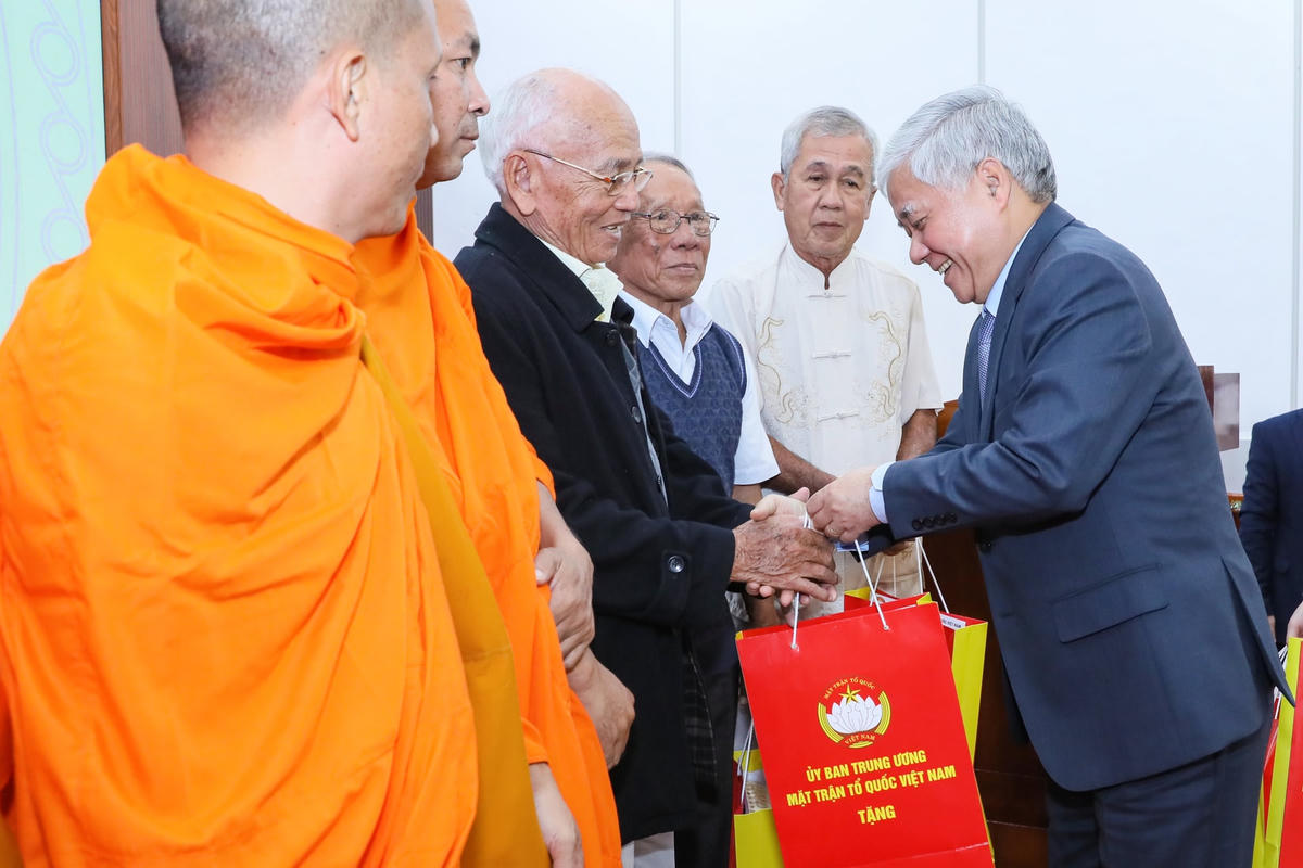 Chủ tịch Đỗ Văn Chiến tặng quà người có uy tín tiêu biểu tỉnh Sóc Trăng.