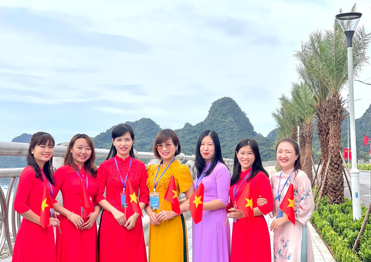 Người dân chụp ảnh "check in" bên tuyến đường bao biển Hạ Long - Cẩm Phả.