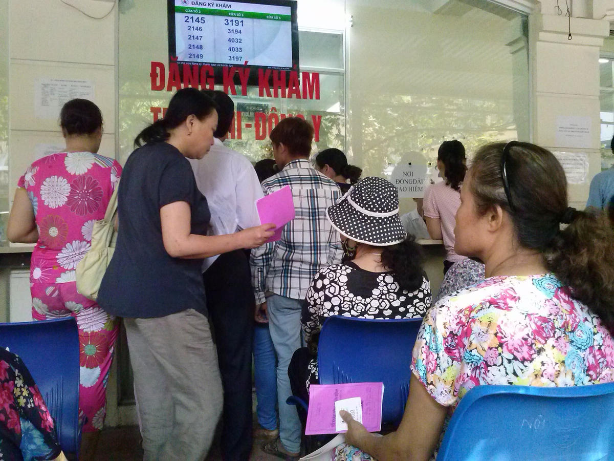 Người dân xếp hàng khám bệnh bảo hiểm y tế. Ảnh: Minh Quang.