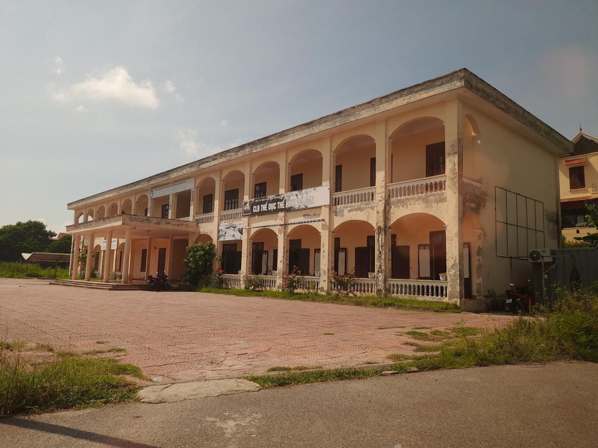 Dãy nhà của Trung tâm Văn hoá thông tin và thể thao quận Đồ Sơn nằm trong khuôn viên công viên cũng bị xuống cấp, tường vữa bong tróc...