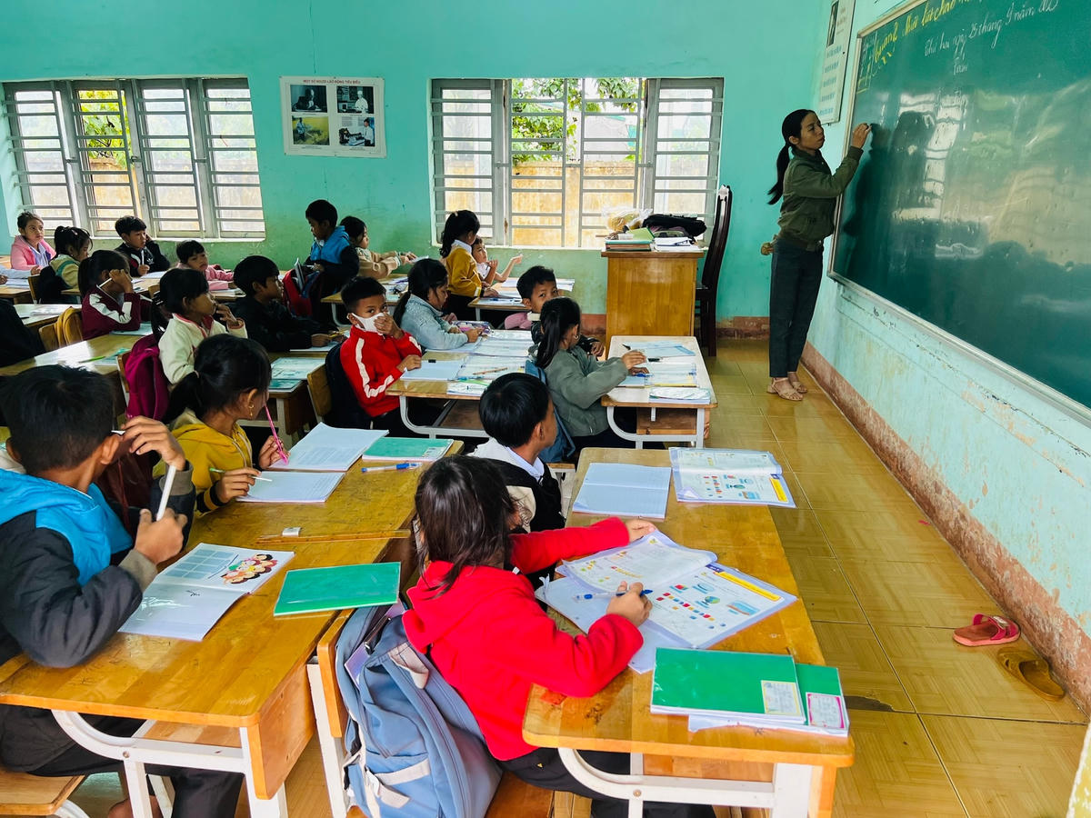 Hai lớp 3 nhập thành 1 lớp 3, nâng tổng số học sinh lên 46 em/1 lớp.