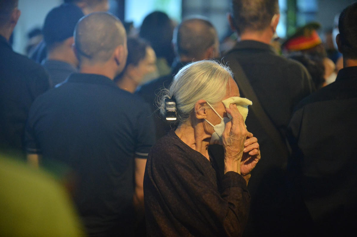 Người thân không kìm được nước mắt khi đưa tiễn linh cữu của các liệt sĩ.