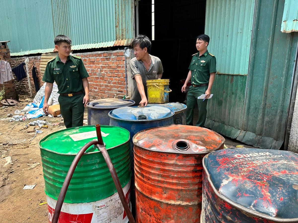 Lực lượng BĐBP tỉnh Quảng Ngãi phát hiện số dầu Diesel không rõ nguồn gốc. 