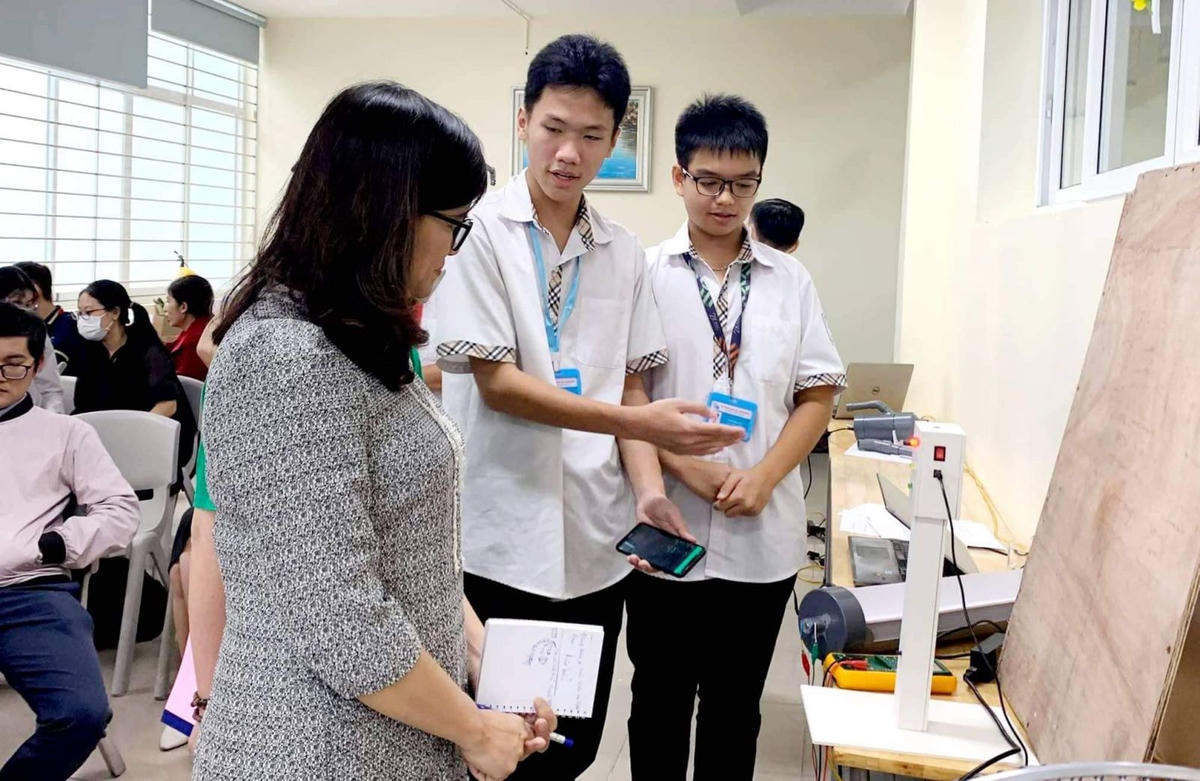 Học sinh Trường THCS và THPT M.V. Lômônôxốp trong cuộc thi Nghiên cứu khoa học dành cho học sinh trung học năm học 2022-2023.