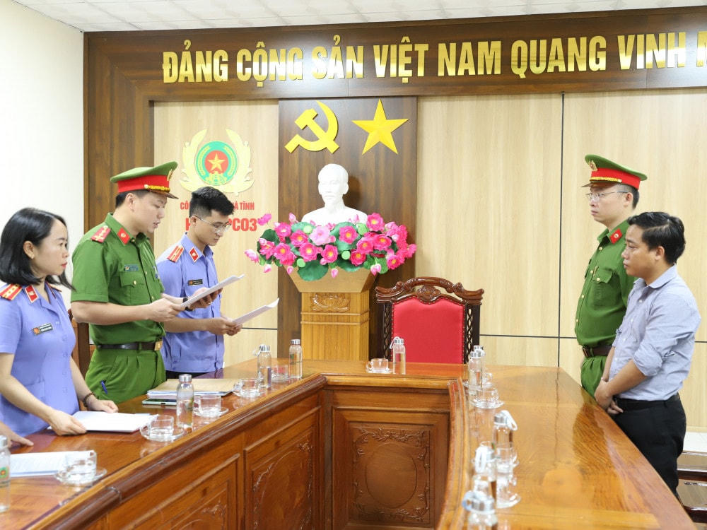 Cơ quan điều tra đọc quyết định khởi tố bị can đối với đối tượng Bùi Ngọc Ánh.