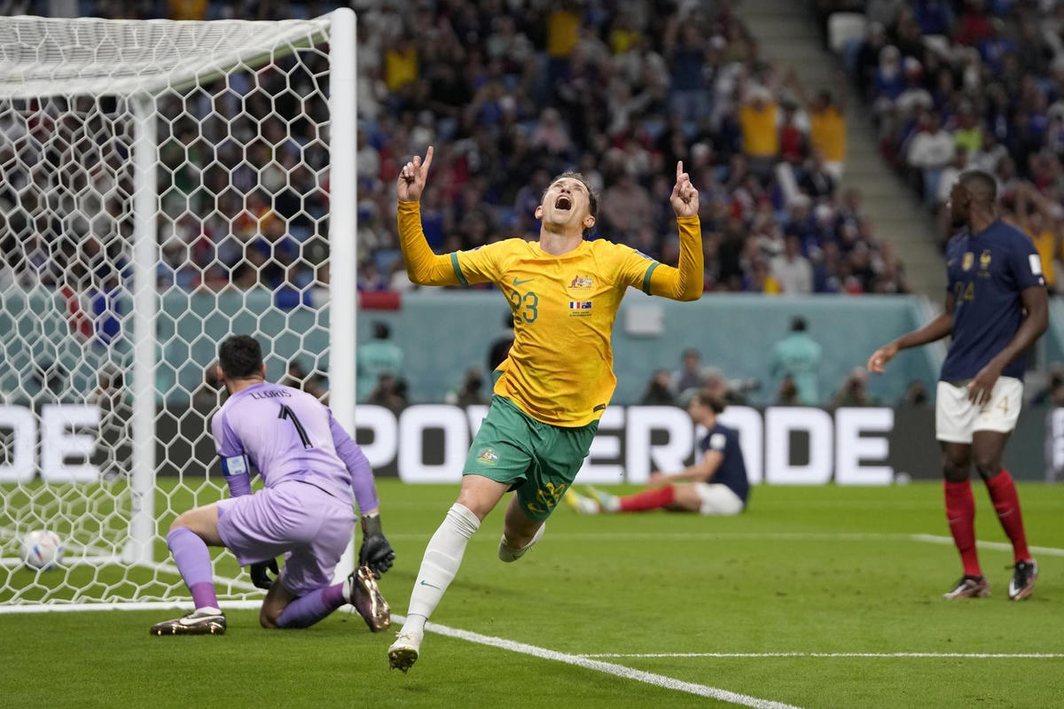  Craig Goodwin của Australia ăn mừng sau khi ghi bàn mở tỷ số trong trận đấu với Pháp.