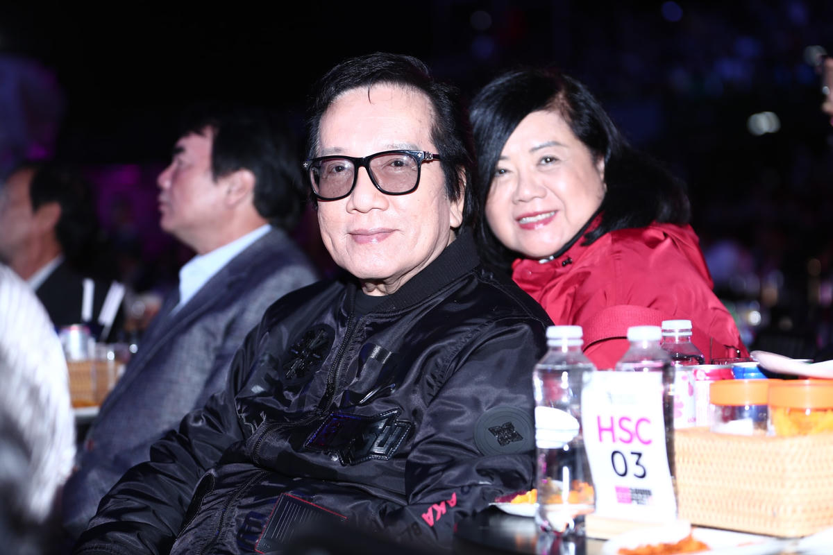 Ở hàng ghế khán giả, vợ chồng ca sĩ Evis Phương thoải mái thưởng thức đêm nhạc.