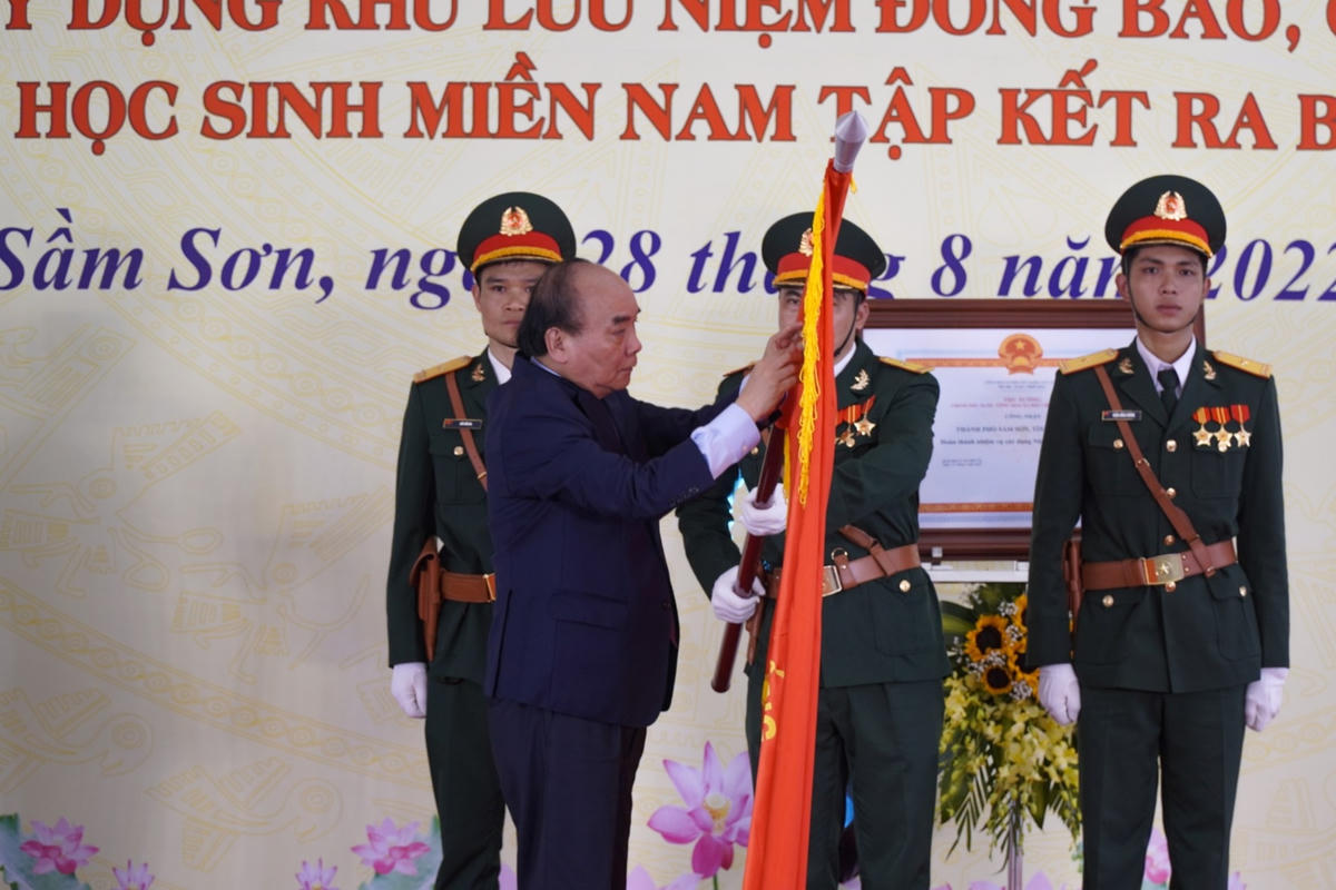 Chủ tịch nước Nguyễn Xuân Phúc trao Huân chương Lao động hạng Ba cho Đảng bộ, chính quyền và Nhân dân TP Sầm Sơn.