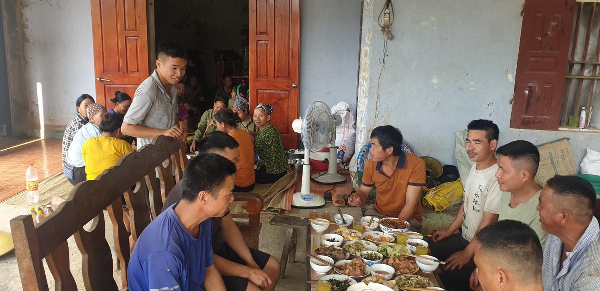 Công việc xong xuôi, chủ hộ làm cơm để chiêu đãi người dân làng xóm đến giúp gia đình gặt lúa. 
