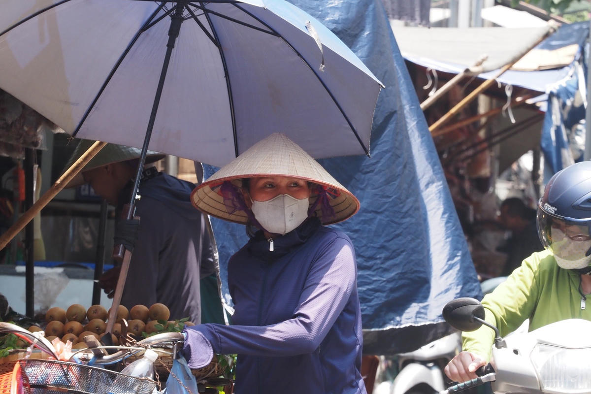 [ẢNH] Người lao động vất vả mưu sinh giữa nắng nóng như 'đổ lửa' 