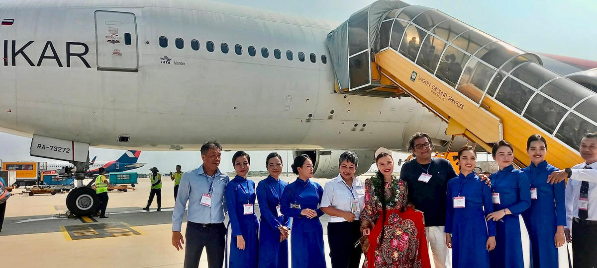 Du khách nước ngoài đến sân bay Cam Ranh trong dịp lễ 304. (ảnh Thùy Trang)