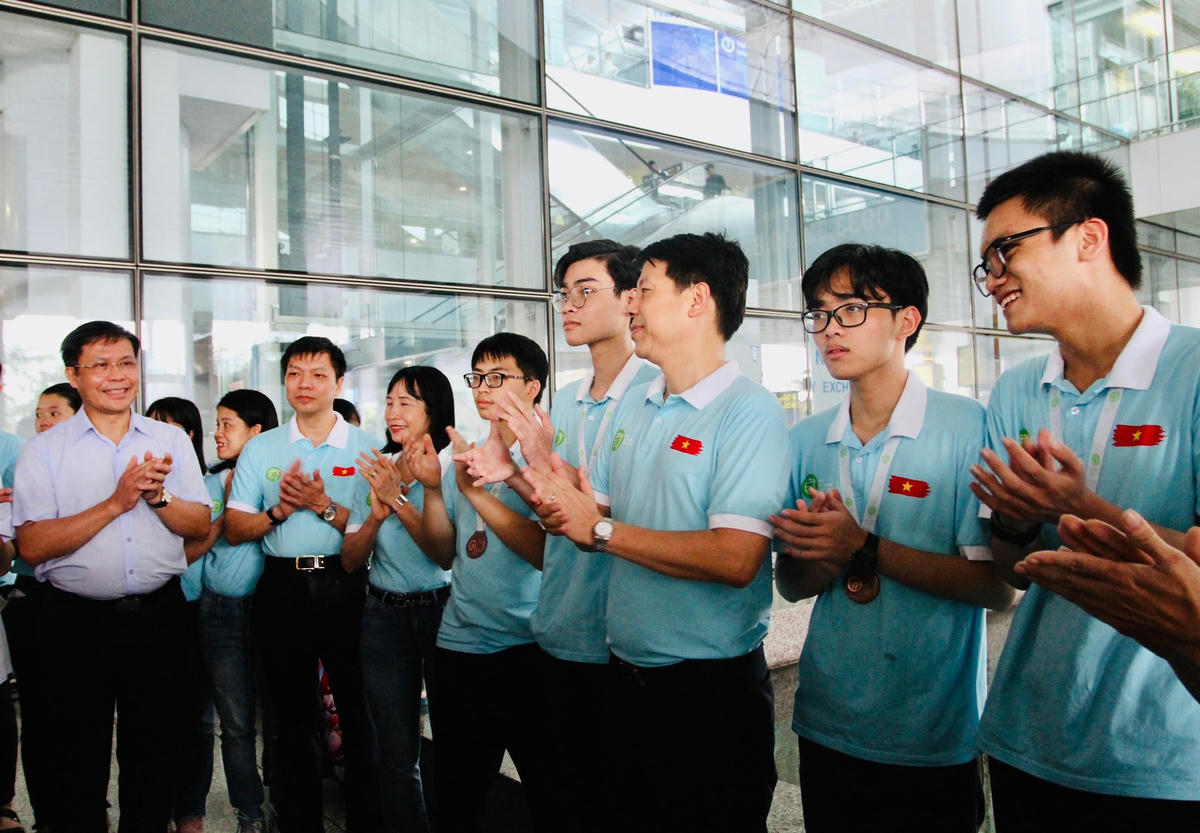Lãnh đạo Bộ GDĐT trò chuyện với đội tuyển học sinh Việt Nam dự IBO 2022.