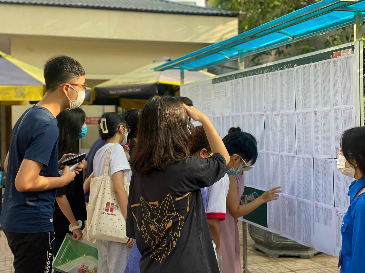 Phụ huynh, học sinh Hà Nội rộn ràng trong ngày làm thủ tục nhập học vào lớp 10