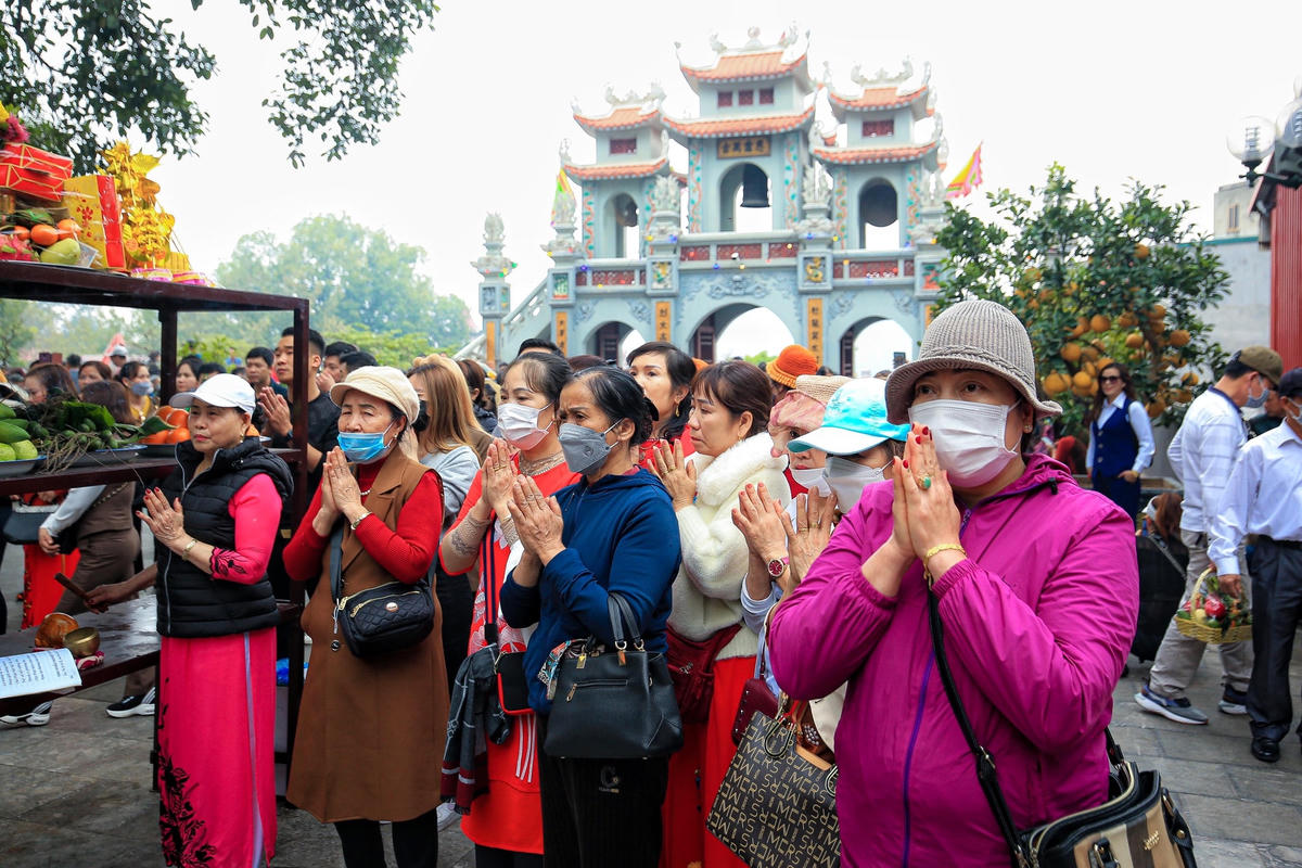 Cận cảnh: Hàng ngàn người đổ về Đền Bà Chúa Kho 'vay tiền, xin lộc' đầu năm mới
