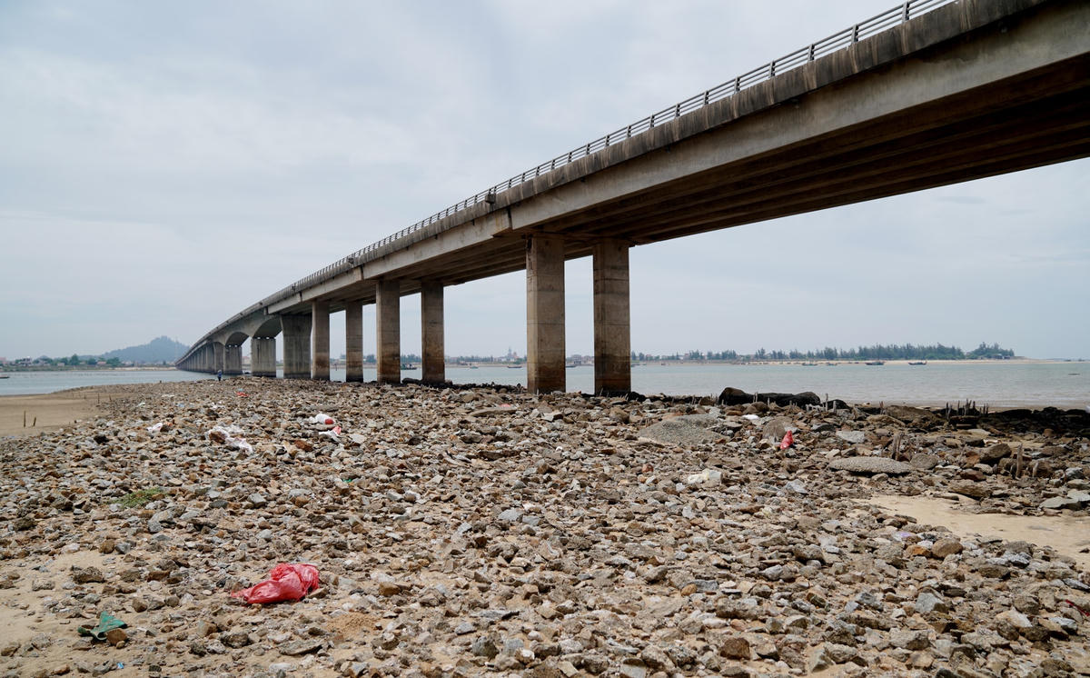 Hàng trăm tấn đá và những khối xi măng sau khi thi công được các nhà thầu “bỏ quên” đã gây cản trở dòng chảy cũng như hoạt động đi lại của tàu thuyền.