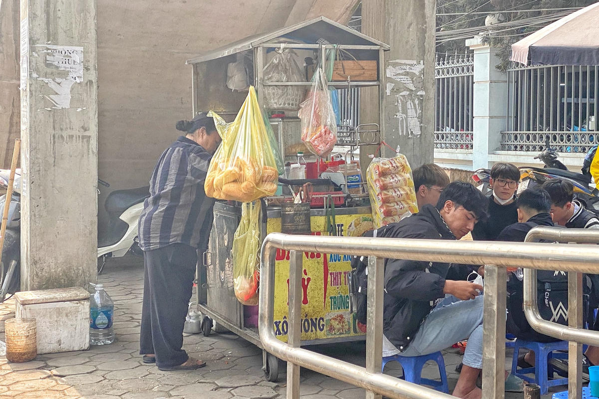 Nhà ga đường sắt Nhổn - Ga Hà Nội bị lấn chiếm làm quán ăn, bảo vệ nhắc còn bị dọa đánh
