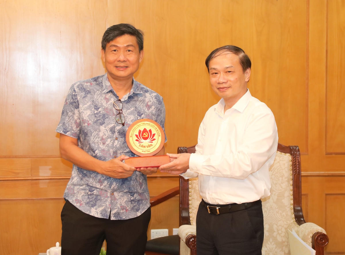 Phó Trưởng ban Thường trực Ban Dân vận Trung ương Phạm Tất Thắng tặng quà lưu niệm cho ông Jimmy Toh Yong Leng và Đoàn đại biểu cấp cao Hiệp hội Nhân dân Singapore.