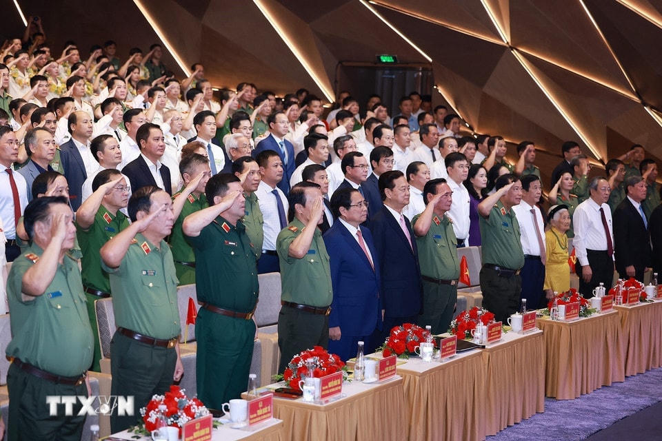 Thủ tướng Phạm Minh Chính và các đại biểu dự Đại hội Thi đua “Vì an ninh Tổ quốc” lần thứ 9. (Ảnh: Dương Giang/TTXVN)