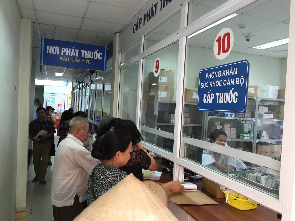 Người bệnh chờ cấp thuốc bảo hiểm y tế. Ảnh: TL.